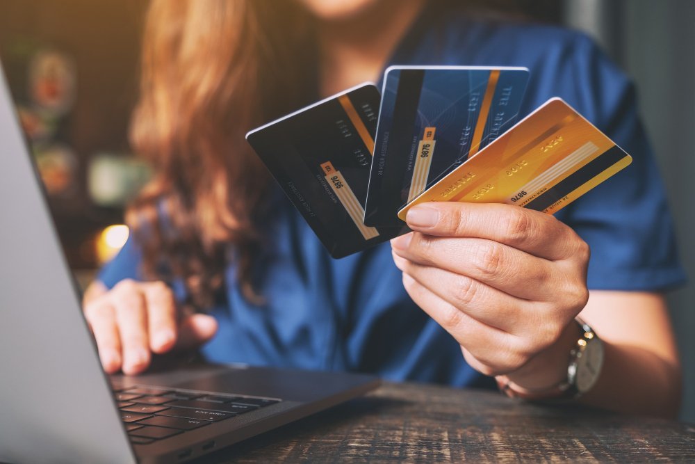 No Annual Fee vs Annual Fee Credit Cards: Key Differences & What to Choose in 2025